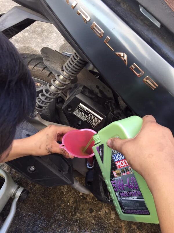 Nhớt xe tay ga Liqui Moly Molygen 5W40 Giảm ma sát và sự mài mòn, Giúp động cơ họa động trơn tru Nhớt xe tay ga Liqui Moly Molygen 5W40 Giảm ma sát và sự mài mòn, Giúp động cơ họa động trơn tru