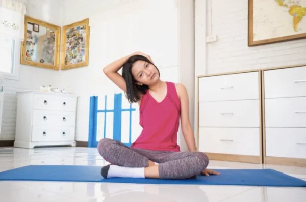 Căng duỗi phần cơ hai bên cổ chữa đau vai gáy Căng duỗi phần cơ hai bên cổ chữa đau vai gáy